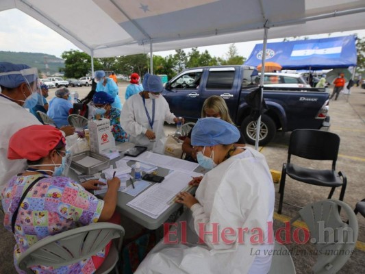 Con fluidez y orden avanza vacunación de adultos mayores en Parada Marte y UTH (FOTOS)