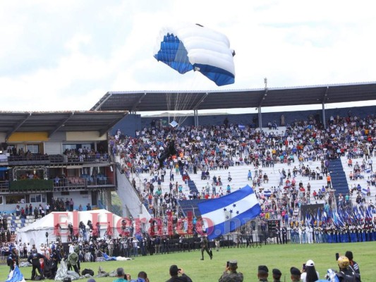 Júbilo y adrenalina: así fue el espectáculo de paracaidismo en el Bicentenario