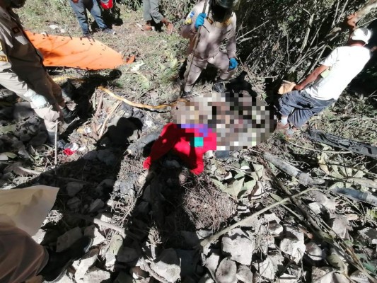 Las imágenes del dantesco hallazgo de un cadáver carbonizado en un abismo de Siguatepeque (Fotos)