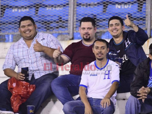 FOTOS: Mujeres guapas y afición entusiasmada en el partido de Honduras ante Martinica