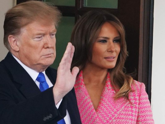 FOTOS: Melania Trump reaparece con un colorido abrigo tras varios días fuera de la vista pública