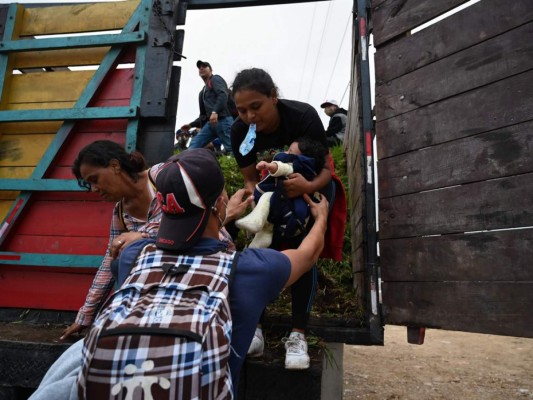 FOTOS: A pie y a 'jalón', sale masiva caravana de migrantes hacia EE UU