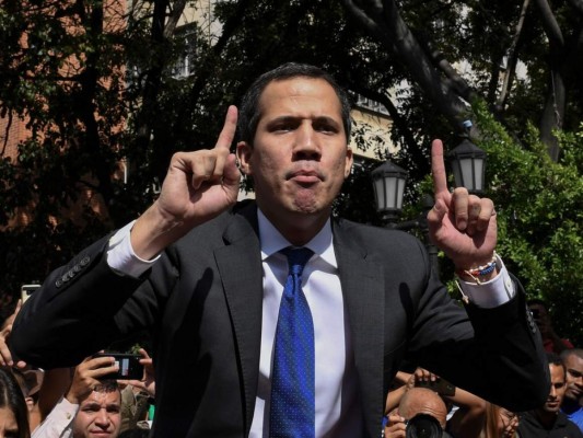 La caótica llegada de Juan Guaidó al Parlamento para su juramentación