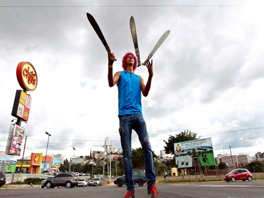 Arte del malabarismo en bulevares de Tegucigalpa