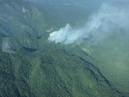 Imágenes aéreas muestran el extraño humo que sale de Pico Bonito