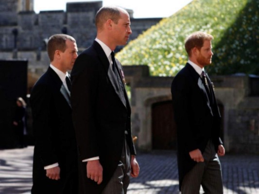 Así fue el incómodo reencuentro de los príncipes Harry y William en el funeral del duque de Edimburgo  