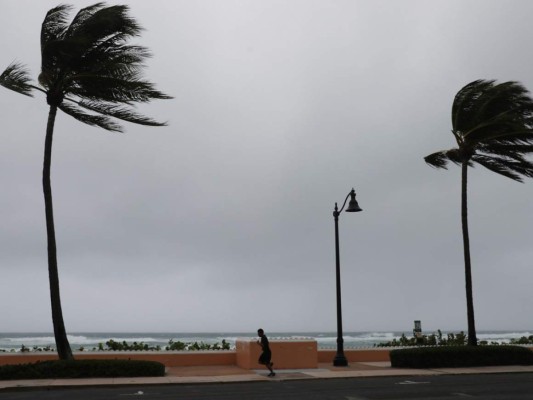 En imágenes: Florida se prepara para afrontar tormenta Isaías