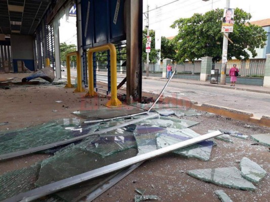 Negocios saqueados y edificios dañados dejan manifestantes de la Alianza