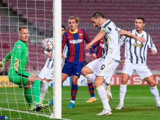 Las imperdibles imágenes del duelo Barcelona-Juventus en el Camp Nou