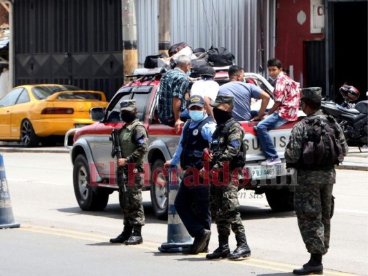 FOTOS: En caravanas retornan viajeros al cierre de la Semana Santa