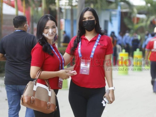 ¡Roban suspiros! Hermosas mujeres engalanan el estadio Olímpico para alentar a la H