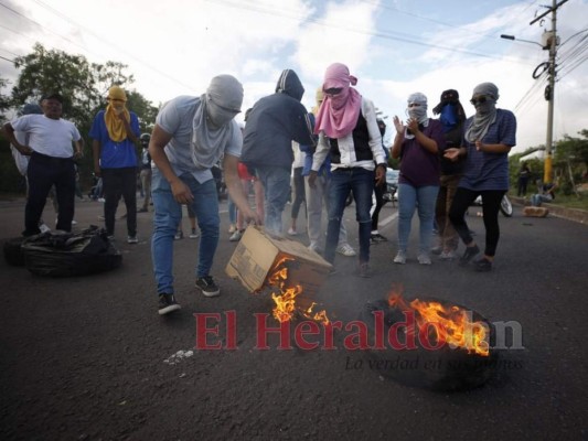 FOTOS: encapuchados bloquearon paso al bulevar Suyapa y anillo periférico