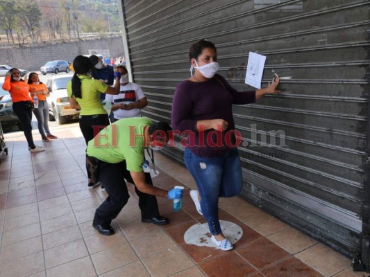 Pese a amenaza del coronavirus, capitalinos salen de casa para abastecerse