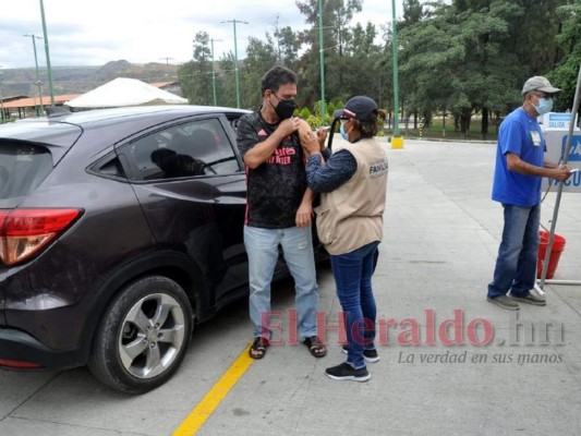 Capitalinos retoman las jornadas de vacunación ante amenaza de ómicron (FOTOS)