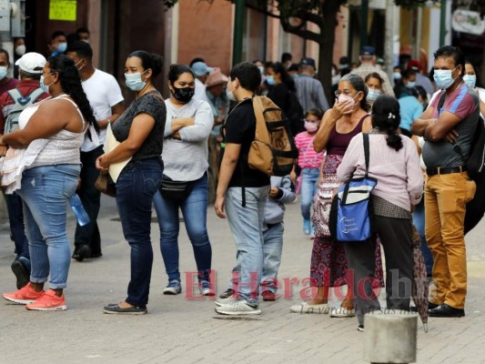 Triajes vuelven a lucir repletos ante inminente repunte de casos de covid (FOTOS)