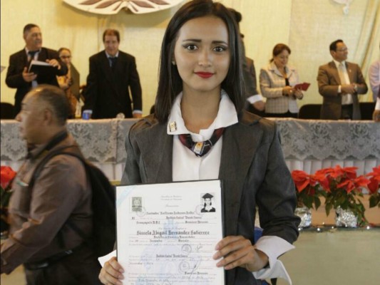 Las hermosas chicas que se gradúan del Instituto Central Vicente Cáceres