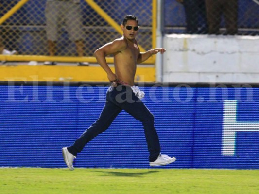 GALERIA: Aficionado invade la cancha y hace gol en pleno clásico