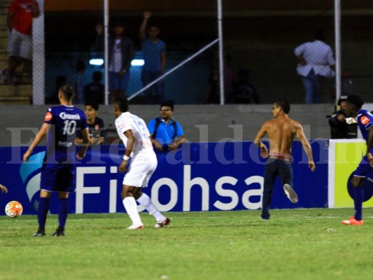 GALERIA: Aficionado invade la cancha y hace gol en pleno clásico