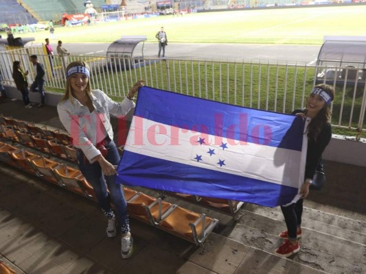 Las bellezas ponen un ambientazo en el Nacional para el Honduras vs Panamá