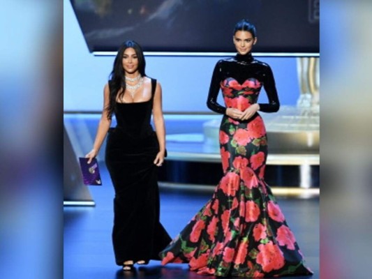 FOTOS: Apretado vestido le juega mala pasada a Kim Kardashian en los Emmy 2019