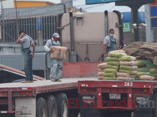 Con mascarillas, capitalinos abarrotan ferreterías y reactivan obras