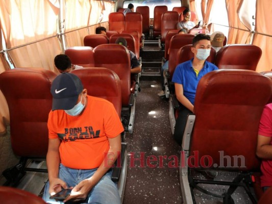 FOTOS: Estrictas medidas de bioseguridad y pocos pasajeros en buses interurbanos