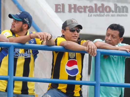 Fotos del ambiente en el estadio de Choluteca para el repechaje Lobos UPNFM vs Real España