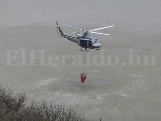 Así combaten incendio en El Hatillo con helicópteros