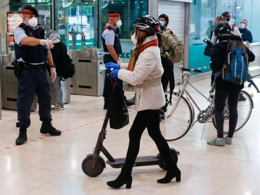 Españoles salen a las calles por segundo día consecutivo tras cuarentena absoluta