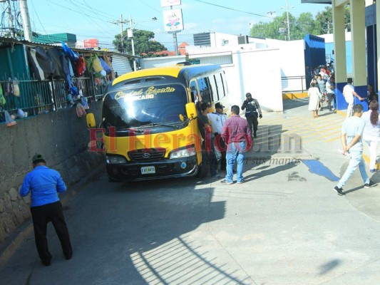 Así quedó la escena del sangriento ataque de sicaria a bus rapidito