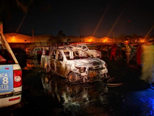 FOTOS: Así quedaron vehículos de empresa contratada por EEH tras voraz incendio