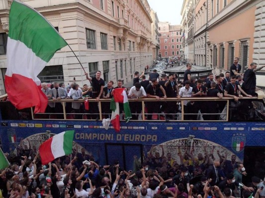 Celebración por campeonato de Italia en la Euro desata la locura en las calles de Roma