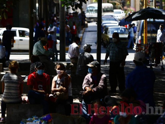 Masiva afluencia de personas durante circulación de dos dígitos (FOTOS)