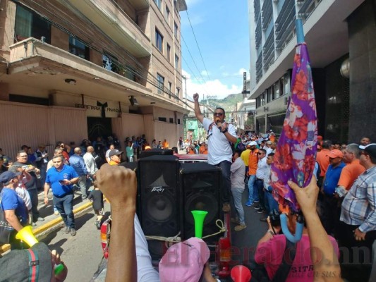 FOTOS: Médicos, empleados de Hondutel y docentes paralizan la capital en jornada de protestas