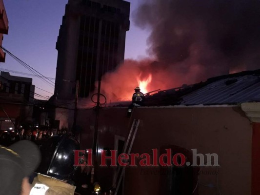 Llamas, daños y desesperación: Las imágenes del voraz incendio que consumió negocios en el centro de la capital