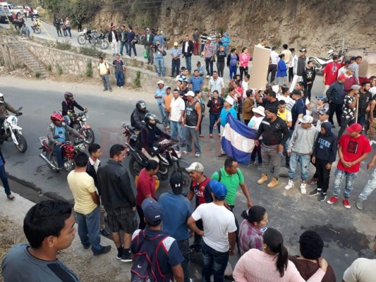 Imágenes del caos vial en la salida al sur ante la toma de calle de los pobladores de la aldea Yaguacire