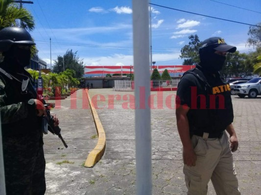 FOTOS: Así realizó la ATIC el aseguramiento en las sedes del Partido Liberal y Partido Nacional