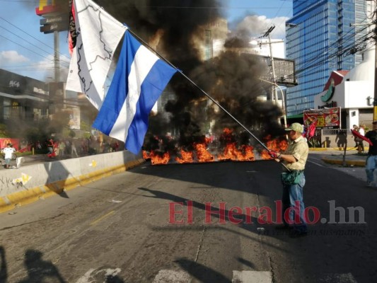 FOTOS: Oposición quema llantas e impide el paso en el bulevar Juan Pablo II de la capital