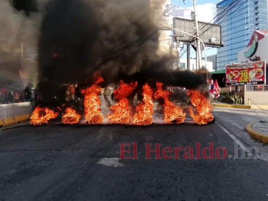 FOTOS: Oposición quema llantas e impide el paso en el bulevar Juan Pablo II de la capital