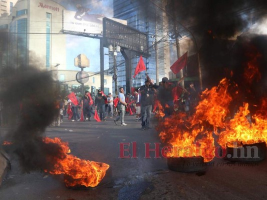 FOTOS: Oposición quema llantas e impide el paso en el bulevar Juan Pablo II de la capital