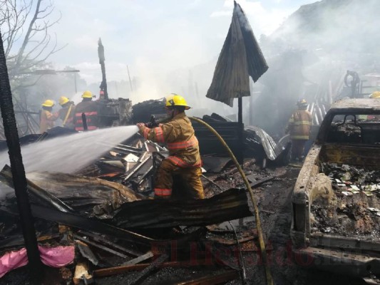 Las fotos que dejó el voraz incendio que consumió al menos cinco vehículos en un taller en la capital