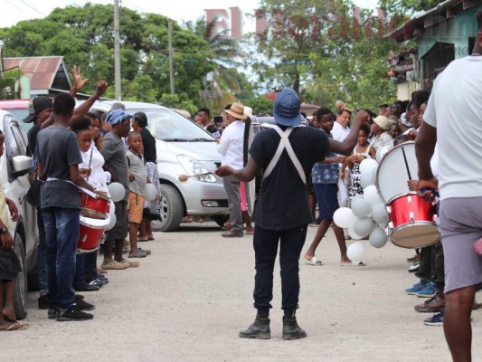 FOTOS: Las tristes imágenes que dejó el entierro del papá de Maynor Figueroa