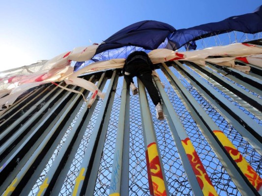 FOTOS: Hacinamiento, hambre e indiferencia sufren los migrantes hondureños en Tijuana