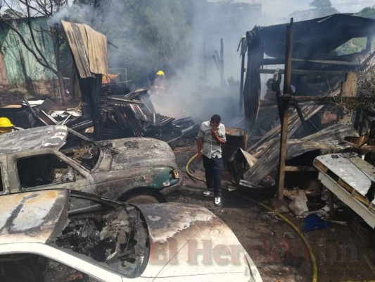 Las fotos que dejó el voraz incendio que consumió al menos cinco vehículos en un taller en la capital