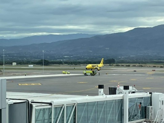 Expectación y algarabía: así fue la llegada del primer vuelo al aeropuerto de Palmerola