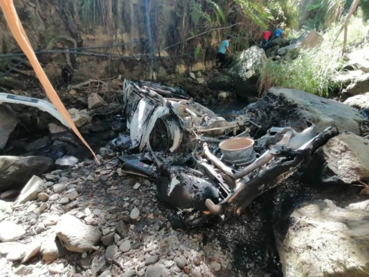 Las imágenes del dantesco hallazgo de un cadáver carbonizado en un abismo de Siguatepeque (Fotos)