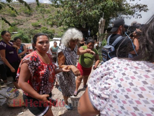 Las tristes imágenes del voraz incendio en cuatro casas de la colonia Villa Nueva en la capital