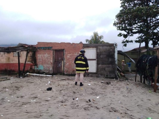 Casas sin techo y fuertes inundaciones deja frente frío en el norte de Honduras