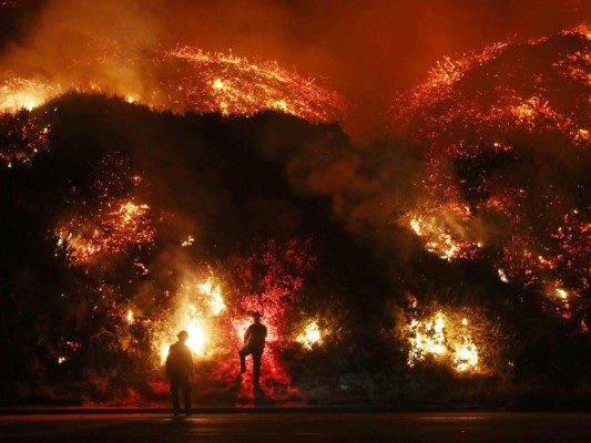 Imágenes del voraz incendio forestal que amenaza a California