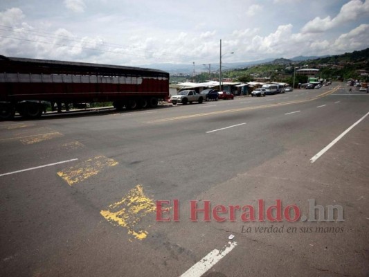 Baches, tierra y alcantarillas destapadas: deterioradas calles de la capital (FOTOS)